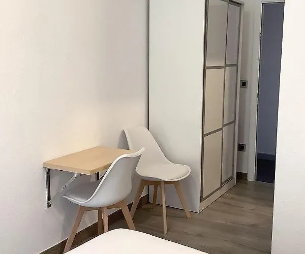 招待所 多诺斯蒂亚酒店 2*