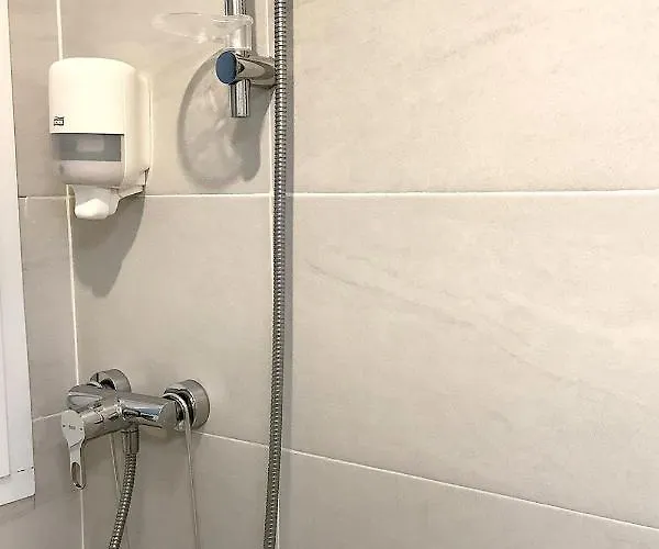 多诺斯蒂亚酒店 2*